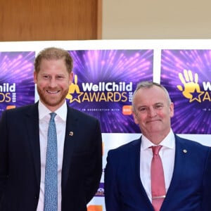 Le prince Harry, duc de Sussex, accompagné de Matt James,Sally Jackson,Craig Hatch, arrive aux WellChild Awards 2023 au Hurlingham Club, Ranelagh Gardens, à Londres, Royaume Uni, le 7 septembre 2023. 