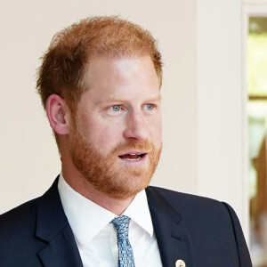 Et il a rendu hommage à la générosité de sa grand-mère, Elizabeth II. 
Le prince Harry, duc de Sussex, arrive aux WellChild Awards 2023 au Hurlingham Club, Ranelagh Gardens, à Londres, Royaume Uni, le 7 septembre 2023. 
