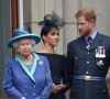 Il faut savoir que le jeune homme était très proche d'elle.
La reine Elisabeth II d'Angleterre, Meghan Markle, duchesse de Sussex (habillée en Dior Haute Couture par Maria Grazia Chiuri), le prince Harry, duc de Sussex - La famille royale d'Angleterre lors de la parade aérienne de la RAF pour le centième anniversaire au palais de Buckingham à Londres. Le 10 juillet 2018 