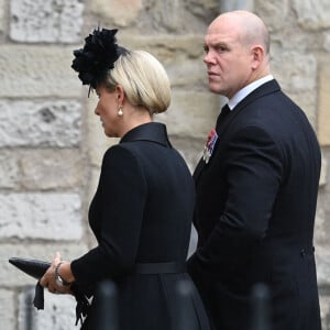 Tout comme Mike Tindall, le mari de Zara sa cousine. 
Zara et Mike Tindall - Arrivées au service funéraire à l'Abbaye de Westminster pour les funérailles d'Etat de la reine Elizabeth II d'Angleterre. Le sermon est délivré par l'archevêque de Canterbury Justin Welby (chef spirituel de l'Eglise anglicane) au côté du doyen de Westminster David Hoyle. Londres, le 19 septembre 2022. 