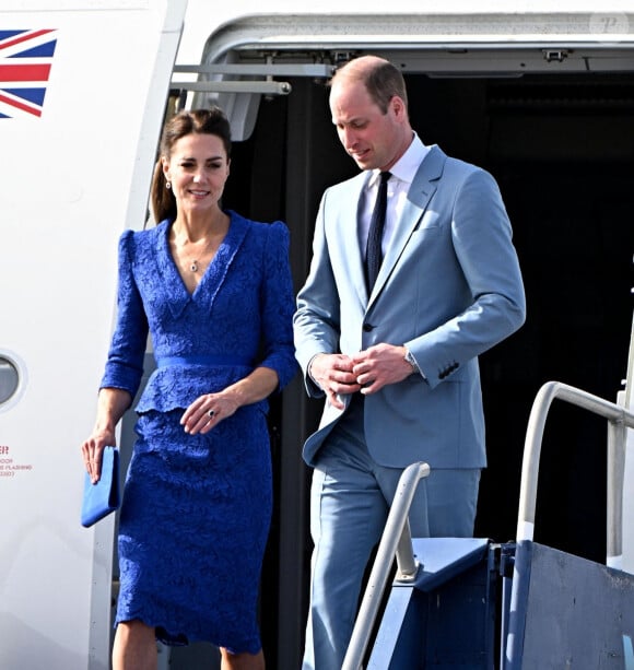 Le prince William et Kate Middleton bénéficient d'un service de luxe.
Le prince William, duc de Cambridge, et Catherine (Kate) Middleton, duchesse de Cambridge, arrivent à Belize dans le cadre de leur visite officielle dans les Caraïbes pour marquer le jubilé de platine de la reine. 