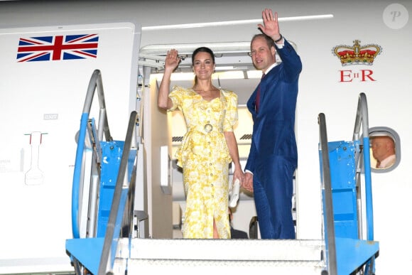 A noter que le couple ne sort pas beaucoup du pays et ne se déplace donc que très rarement en avion.
Le prince William, duc de Cambridge, et Catherine (Kate) Middleton, duchesse de Cambridge, quittent les Bahamas depuis l'aéroport international Lynden Pindling. Ce départ marque la fin de leur tournée dans les Caraïbes, au nom de la reine pour célébrer son jubilé de platine. Le 26 mars 2022. 