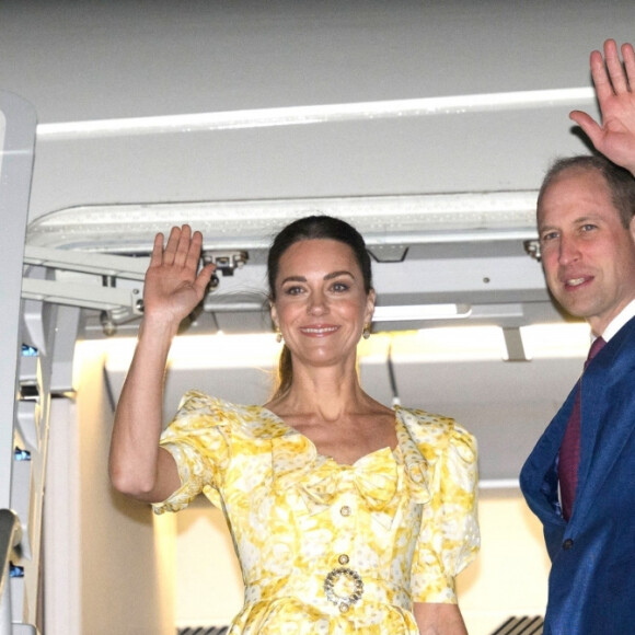 A noter que le couple ne sort pas beaucoup du pays et ne se déplace donc que très rarement en avion.
Le prince William, duc de Cambridge, et Catherine (Kate) Middleton, duchesse de Cambridge, quittent les Bahamas depuis l'aéroport international Lynden Pindling. Ce départ marque la fin de leur tournée dans les Caraïbes, au nom de la reine pour célébrer son jubilé de platine. Le 26 mars 2022. 