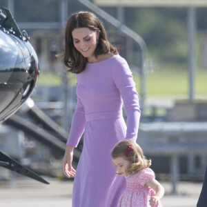 Catherine Kate Middleton, duchesse de Cambridge et sa fille la princesse Charlotte de Cambridge en visite à l'usine Airbus à Hambourg, le 21 juillet 2017, avant de prendre leur avion à la fin de leur visite officielle en Allemagne. 