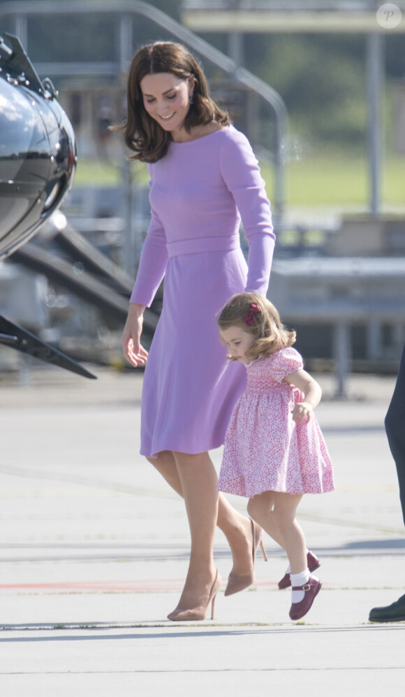 Catherine Kate Middleton, duchesse de Cambridge et sa fille la princesse Charlotte de Cambridge en visite à l'usine Airbus à Hambourg, le 21 juillet 2017, avant de prendre leur avion à la fin de leur visite officielle en Allemagne. 