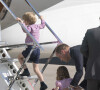 Quand ils prennent l'avion, ils ont en effet une suite de luxe pour patienter.
Le prince William, duc de Cambridge et ses enfants le prince George de Cambridge et la princesse Charlotte de Cambridge en visite à l'usine Airbus à Hambourg, le 21 juillet 2017, avant de prendre leur avion à la fin de leur visite officielle en Allemagne. 