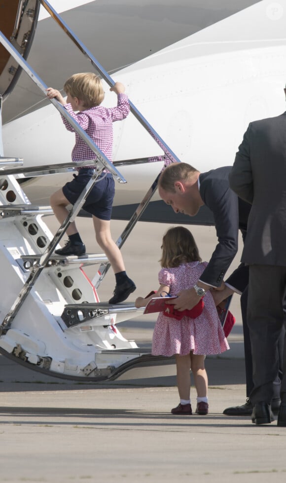 Quand ils prennent l'avion, ils ont en effet une suite de luxe pour patienter.
Le prince William, duc de Cambridge et ses enfants le prince George de Cambridge et la princesse Charlotte de Cambridge en visite à l'usine Airbus à Hambourg, le 21 juillet 2017, avant de prendre leur avion à la fin de leur visite officielle en Allemagne. 