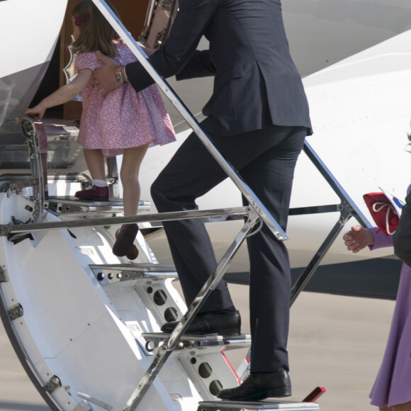 Le prince William, duc de Cambridge, Catherine Kate Middleton, duchesse de Cambridge et leur fille la princesse Charlotte de Cambridge en visite à l'usine Airbus à Hambourg, le 21 juillet 2017, avant de prendre leur avion à la fin de leur visite officielle en Allemagne. 