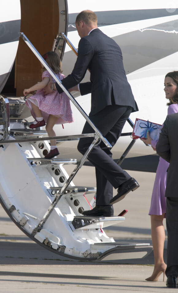 Le prince William, duc de Cambridge, Catherine Kate Middleton, duchesse de Cambridge et leur fille la princesse Charlotte de Cambridge en visite à l'usine Airbus à Hambourg, le 21 juillet 2017, avant de prendre leur avion à la fin de leur visite officielle en Allemagne. 