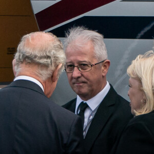 Le roi Charles III d'Angleterre et la reine consort Camilla Parker Bowles prennent un avion à l'aéroport de Aberdeen, au lendemain du décès de la reine Elisabeth II d'Angleterre au château de Balmoral, pour rejoindre Londres. Le 9 septembre 2022 