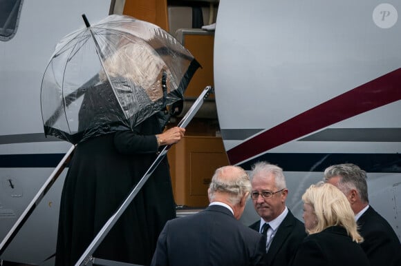 Le roi Charles III d'Angleterre et la reine consort Camilla Parker Bowles prennent un avion à l'aéroport de Aberdeen, au lendemain du décès de la reine Elisabeth II d'Angleterre au château de Balmoral, pour rejoindre Londres. Le 9 septembre 2022 
