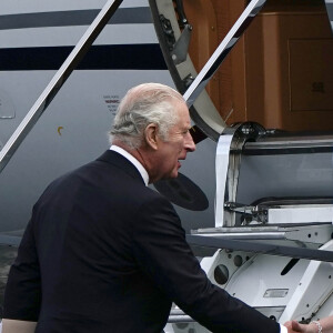 Le roi Charles III d'Angleterre prend un avion à l'aéroport de Aberdeen, au lendemain du décès de la reine Elisabeth II d'Angleterre au château de Balmoral, pour rejoindre Londres. Le 9 septembre 2022 