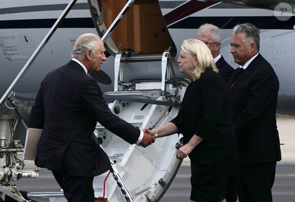 Le roi Charles III d'Angleterre prend un avion à l'aéroport de Aberdeen, au lendemain du décès de la reine Elisabeth II d'Angleterre au château de Balmoral, pour rejoindre Londres. Le 9 septembre 2022 