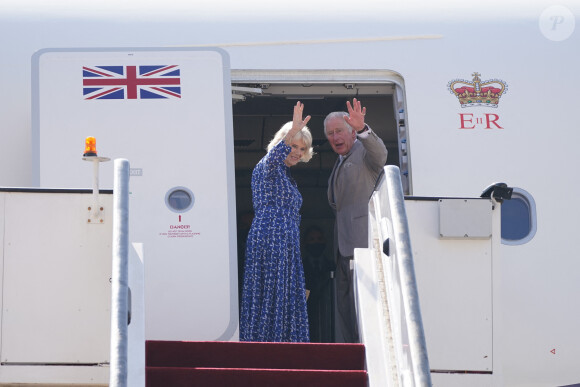 Charles III, en revanche, l'a beaucoup utilisé ces derniers temps ! 
Le prince Charles et Camilla Parker Bowles, duchesse de Cornouailles, arrivent à l'aéroport international Queen Alia à Amman en Jordanie, pour prendre un avion pour l'Egypte à l'occasion de leur voyage officiel au Moyen-Orient. Le 18 novembre 2021 
