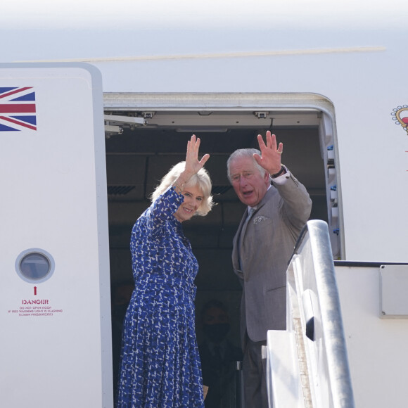 Charles III, en revanche, l'a beaucoup utilisé ces derniers temps ! 
Le prince Charles et Camilla Parker Bowles, duchesse de Cornouailles, arrivent à l'aéroport international Queen Alia à Amman en Jordanie, pour prendre un avion pour l'Egypte à l'occasion de leur voyage officiel au Moyen-Orient. Le 18 novembre 2021 