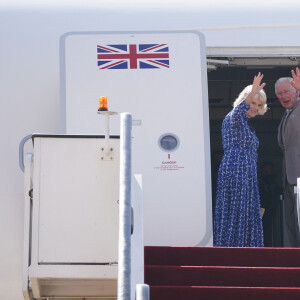 Le prince Charles et Camilla Parker Bowles, duchesse de Cornouailles, arrivent à l'aéroport international Queen Alia à Amman en Jordanie, pour prendre un avion pour l'Egypte à l'occasion de leur voyage officiel au Moyen-Orient. Le 18 novembre 2021 