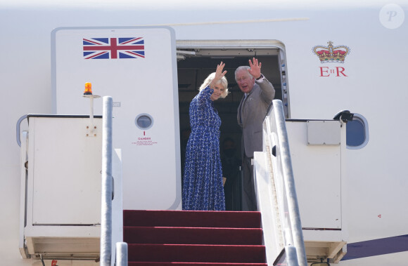 Le prince Charles et Camilla Parker Bowles, duchesse de Cornouailles, arrivent à l'aéroport international Queen Alia à Amman en Jordanie, pour prendre un avion pour l'Egypte à l'occasion de leur voyage officiel au Moyen-Orient. Le 18 novembre 2021 