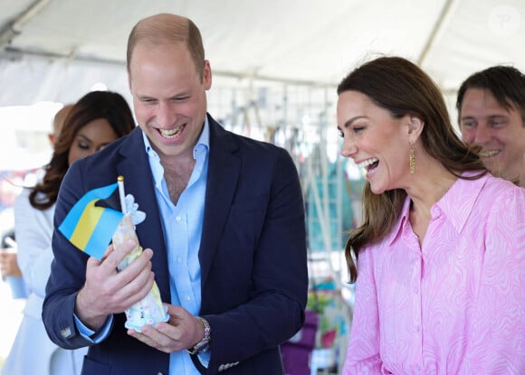 Un service réservé à la famille royale... ou aux VIP très riches ! 
Le prince William, duc de Cambridge, et Catherine (Kate) Middleton, duchesse de Cambridge, visitent "Fish Fry" à Abaco, un lieu de rassemblement culinaire traditionnel des Bahamas qui se trouve sur toutes les îles des Bahamas, le huitième jour de leur tournée dans les Caraïbes au nom de la reine pour marquer son jubilé de platine. Abaco, le 26 mars 2022. 