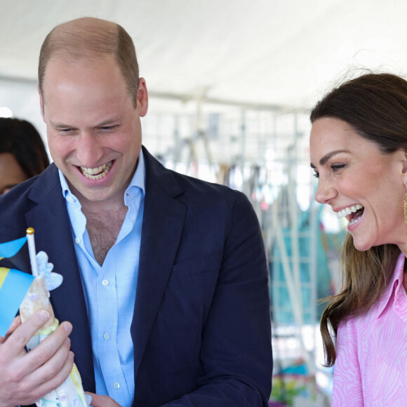 Un service réservé à la famille royale... ou aux VIP très riches ! 
Le prince William, duc de Cambridge, et Catherine (Kate) Middleton, duchesse de Cambridge, visitent "Fish Fry" à Abaco, un lieu de rassemblement culinaire traditionnel des Bahamas qui se trouve sur toutes les îles des Bahamas, le huitième jour de leur tournée dans les Caraïbes au nom de la reine pour marquer son jubilé de platine. Abaco, le 26 mars 2022. 