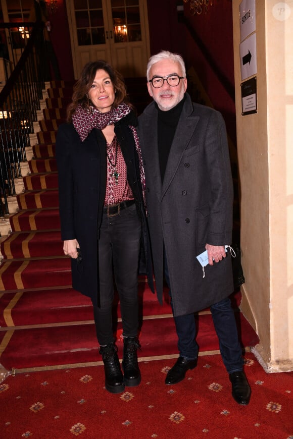 Exclusif - Pascal Praud et sa compagne Catherine lors de la première de la pièce de théâtre "L'avare" au Théâtre des Variétés à Paris le 15 janvier 2022 © Rachid Bellak / Bestimage