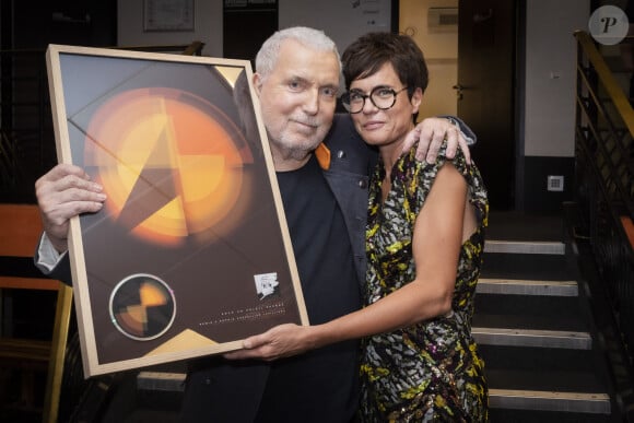 Exclusif - Bernard Lavilliers remet un disque de platine à sa femme Sophie Chevallier-Lavilliers pour sa participation à son album (création graphique) - Backstage du concert de Bernard Lavilliers à l'Olympia à Paris le 16 juin 2022. © Jack Tribeca / Bestimage