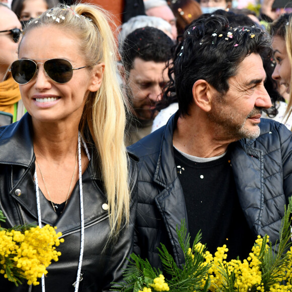 Ils ont évoqué leur rupture sur TF1
Info du 27 décembre 2022 - Adriana Karembeu divorce d'Aram Ohanian - Adriana Karembeu Ohanian et son mari Aram durant la première bataille de fleurs du Carnaval de Nice 2022, Roi des Animaux, place Masséna à Nice, le 13 février 2022.