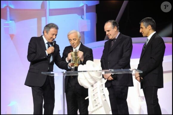 Charles Aznavour, Michel Drucker, Frédéric Mitterrand et Nagui à la cérémonie des Victoires de la Musique 2010.