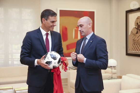 "Je vais démissionner, parce que je ne peux pas continuer à faire mon travail", explique-t-il
 
Info - Le patron du foot espagnol Luis Rubiales va présenter sa démission après son baiser forcé à une joueuse lors de la victoire de l'Espagne au Mondial - Le premier ministre espagnol Pedro Sanchez et le président de la RFEF Luis Rubiales lors d'une réunion à Madrid. Le 12 septembre 2018