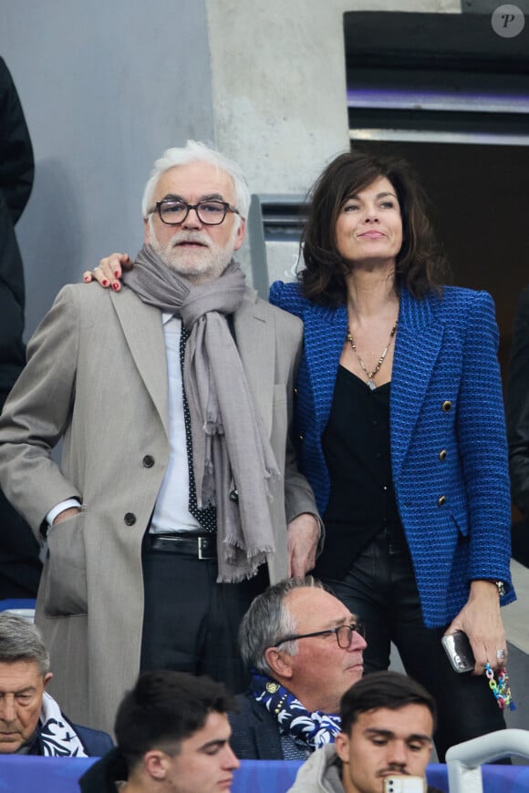 Pascal Praud et sa compagne Catherine dans les tribunes du match de football de la Coupe de France "Nantes vs Toulouse" au Stade de France à Paris. Le 29 avril 2023 © Cyril Moreau / Bestimage