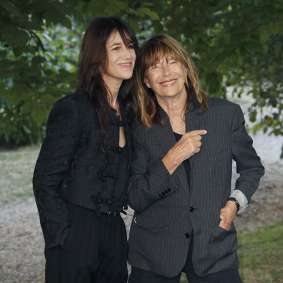 "On se serre les coudes, c'est très douloureux."
Charlotte Gainsbourg, Jane Birkin de "Jane by Charlotte" - Personnalités lors de la 14ème édition du Festival du Film Francophone d'Angoulême © Christophe Aubert via Bestimage