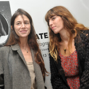 Lou Doillon et Charlotte Gainsbourg - Inauguration de la galerie cinema de Anne Dominique Toussaint et vernissage de l'exposition "Point of View" de Kate Barry en 2013.