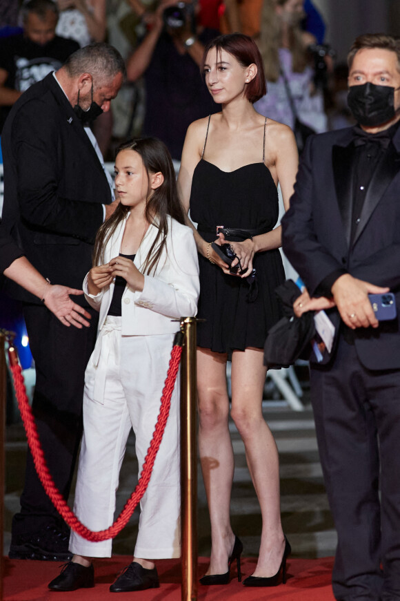 Alice et Joe Attal (les filles de Charlotte Gainsbourg) - Montée des marches du film "Jane par Charlotte" lors du 74e Festival de Cannes. Le 7 juillet 2021. © Borde-Jacovides-Moreau / Bestimage 