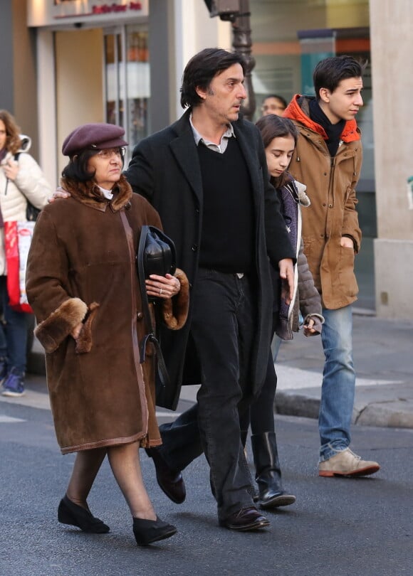 Yvan Attal, sa mere, sa fille Alice et son fils Ben - Obsèques de Kate Barry en l'église Saint-Roch à Paris. Le 19 décembre 2013.