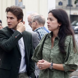 Dure journée pour Anouchka Delon, son mari Julien et Anthony Delon
Julien Dereims et sa femme Anouchka Delon - Arrivées à la messe à l'intention de Pierre Cornette de Saint-Cyr en l'église Saint-Germain-des-Près à Paris.