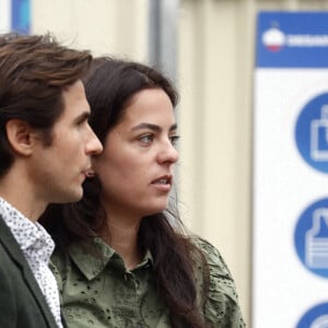 Julien Dereims et sa femme Anouchka Delon - Arrivées à la messe à l'intention de Pierre Cornette de Saint-Cyr en l'église Saint-Germain-des-Près à Paris. Le 12 septembre 2023