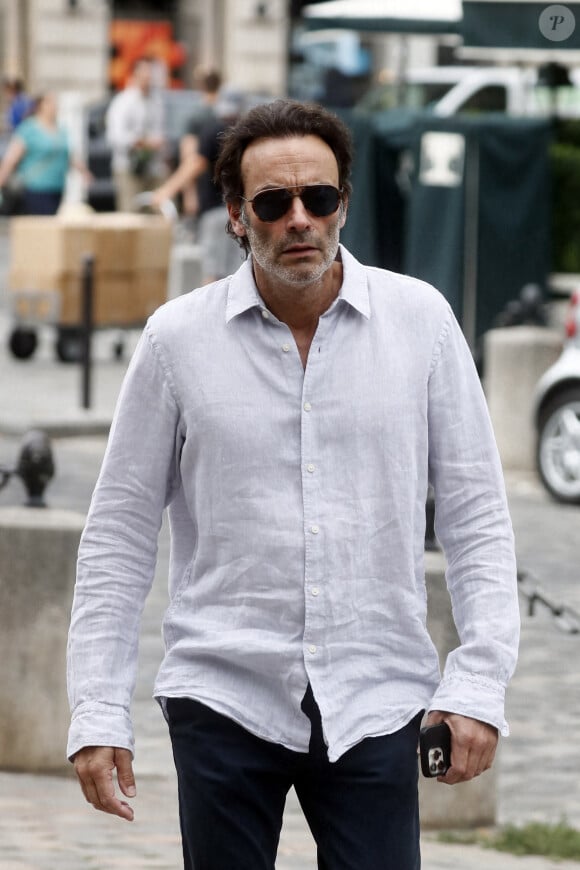 Anthony Delon - Arrivées à la messe à l'intention de Pierre Cornette de Saint-Cyr en l'église Saint-Germain-des-Près à Paris. Le 12 septembre 2023