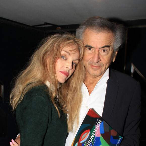 Bernard-Henri Lévy et Arielle Dombasle possèdent une maisons superbe au Maroc.
Exclusif - Bernard-Henri Lévy et sa femme Arielle Dombasle - Avant-première du film "Aucun ours" au cinéma Le Balzac à Paris. © Philippe Baldini / Bestimage 
