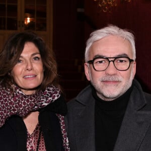 Exclusif - Pascal Praud et sa compagne Catherine lors de la première de la pièce de théâtre "L'avare" au Théâtre des Variétés à Paris le 15 janvier 2022 © Rachid Bellak / Bestimage 