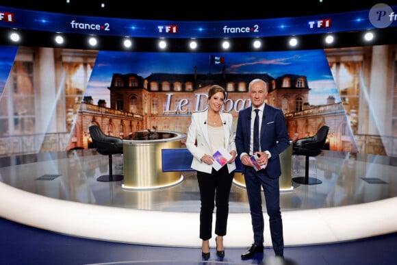 On ne l'entendra pas interviewer des personnalités politiques durant cette période
Léa Salamé et Gilles Bouleau - Débat télévisé entre les deux candidats en finale de l'élection présidentielle 2022 Emmanuel Macron pour LREM et Marine Le Pen pour le RN le 20 avril 2022. © Ludovic Marin / Pool / Bestimage