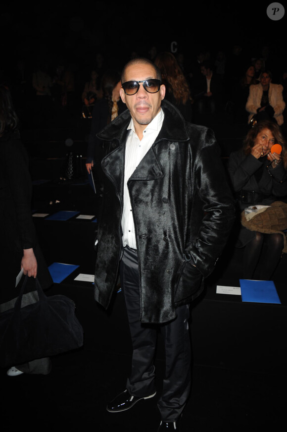 JoeyStarr, a laissé ses son tyle de rappeur au placard : très élégant pour la collection de prêt-à-porter Automne Hiver 2010/2011 de Karl Lagerfeld (7 mars 2010, Paris)