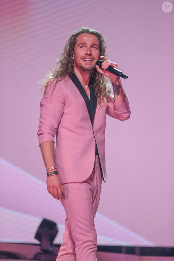 Exclusif - Julien Doré est en concert au Zenith Arena à Lille le 10 décembre 2022. © Stéphane Vansteenkiste / Bestimage 