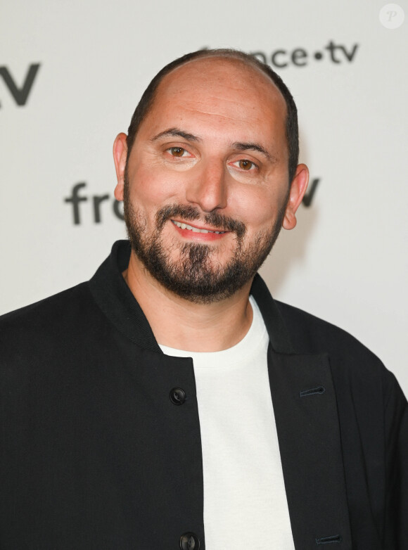 Ce dernier présente le premier numéro de "C Société" en toute fin d'après-midi.
Karim Rissouli au photocall pour la conférence de presse de rentrée de France TV à la Grande Halle de la Villette à Paris, France, le 6 juillet 2022. © Coadic Guirec/Bestimage 