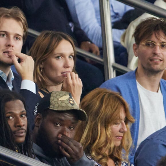 Ana Girardot a soutenu les Parisiens.
Raphaël Quenard et Ana Girardot en tribunes lors du match de football Ligue 1 Uber Eats opposant le Paris Saint-Germain (PSG) à l'OGC Nice au Parc des Princes à Paris, France, le 15 septembre 2023. Nice a gagné 3-2. © Cyril Moreau/Bestimage 