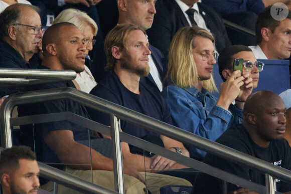 Ciryl Gane, Paul Mirabel, Ragnar Le Breton en tribunes lors du match de football Ligue 1 Uber Eats opposant le Paris Saint-Germain (PSG) à l'OGC Nice au Parc des Princes à Paris, France, le 15 septembre 2023. Nice a gagné 3-2. © Cyril Moreau/Bestimage 