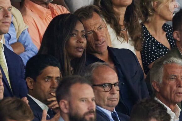 Hervé Renard et sa femme Viviane Dièye en tribunes lors du match de football Ligue 1 Uber Eats opposant le Paris Saint-Germain (PSG) à l'OGC Nice au Parc des Princes à Paris, France, le 15 septembre 2023. Nice a gagné 3-2. © Cyril Moreau/Bestimage 