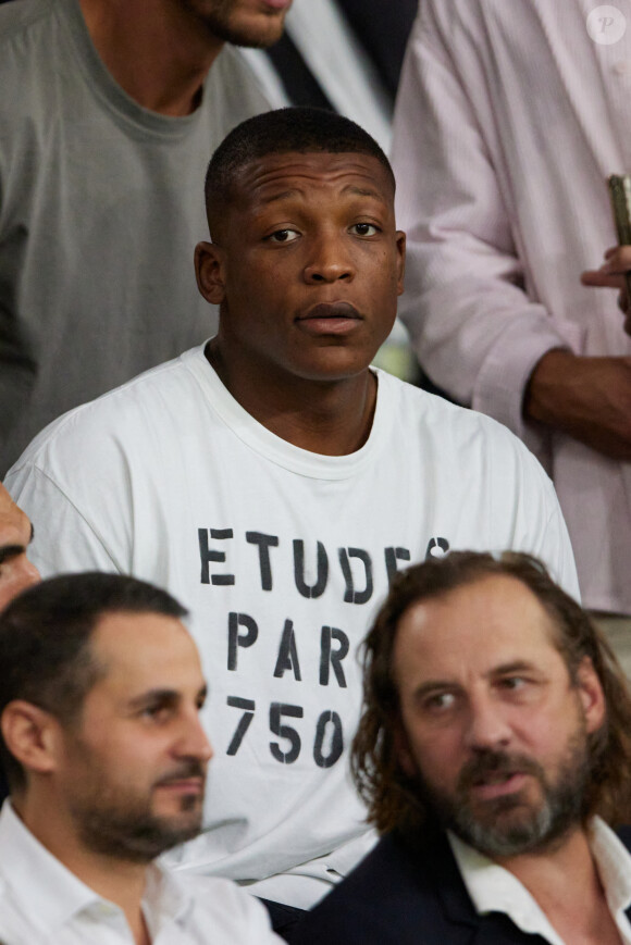 Cameron Woki en tribunes lors du match de football Ligue 1 Uber Eats opposant le Paris Saint-Germain (PSG) à l'OGC Nice au Parc des Princes à Paris, France, le 15 septembre 2023. Nice a gagné 3-2. © Cyril Moreau/Bestimage 