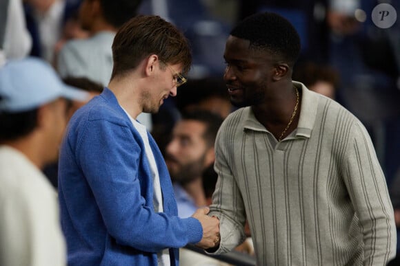 Raphaël Quenard et Stéphane Bak en tribunes lors du match de football Ligue 1 Uber Eats opposant le Paris Saint-Germain (PSG) à l'OGC Nice au Parc des Princes à Paris, France, le 15 septembre 2023. Nice a gagné 3-2. © Cyril Moreau/Bestimage 