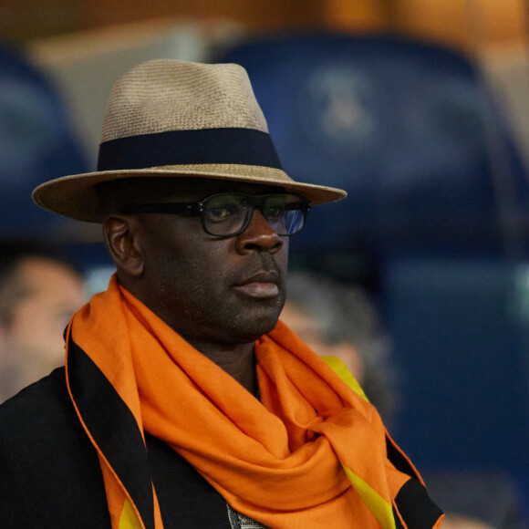 Il était habillé avec une écharpe orange en satin.
Lilian Thuram en tribunes lors du match de football Ligue 1 Uber Eats opposant le Paris Saint-Germain (PSG) à l'OGC Nice au Parc des Princes à Paris, France, le 15 septembre 2023. Nice a gagné 3-2. © Cyril Moreau/Bestimage 