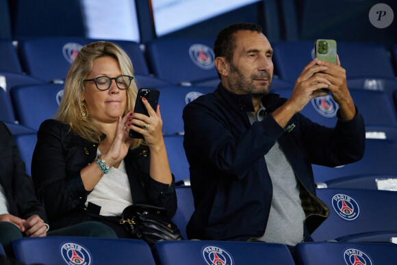 Zinedine Soualem et sa compagne Caroline Faindt ont pris de nombreuses photos.
Zinedine Soualem et sa compagne Caroline Faindt en tribunes lors du match de football Ligue 1 Uber Eats opposant le Paris Saint-Germain (PSG) à l'OGC Nice au Parc des Princes à Paris, France, le 15 septembre 2023. Nice a gagné 3-2. © Cyril Moreau/Bestimage 