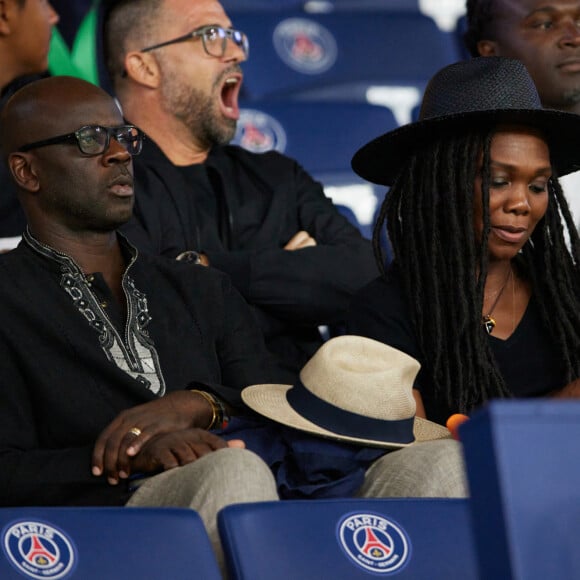 Lilian Thuram a pu assister à la défaite des Parisiens avec sa femme Kareen Guiock.
Lilian Thuram et sa femme Kareen Guiock en tribunes lors du match de football Ligue 1 Uber Eats opposant le Paris Saint-Germain (PSG) à l'OGC Nice au Parc des Princes à Paris, France, le 15 septembre 2023. Nice a gagné 3-2. © Cyril Moreau/Bestimage 